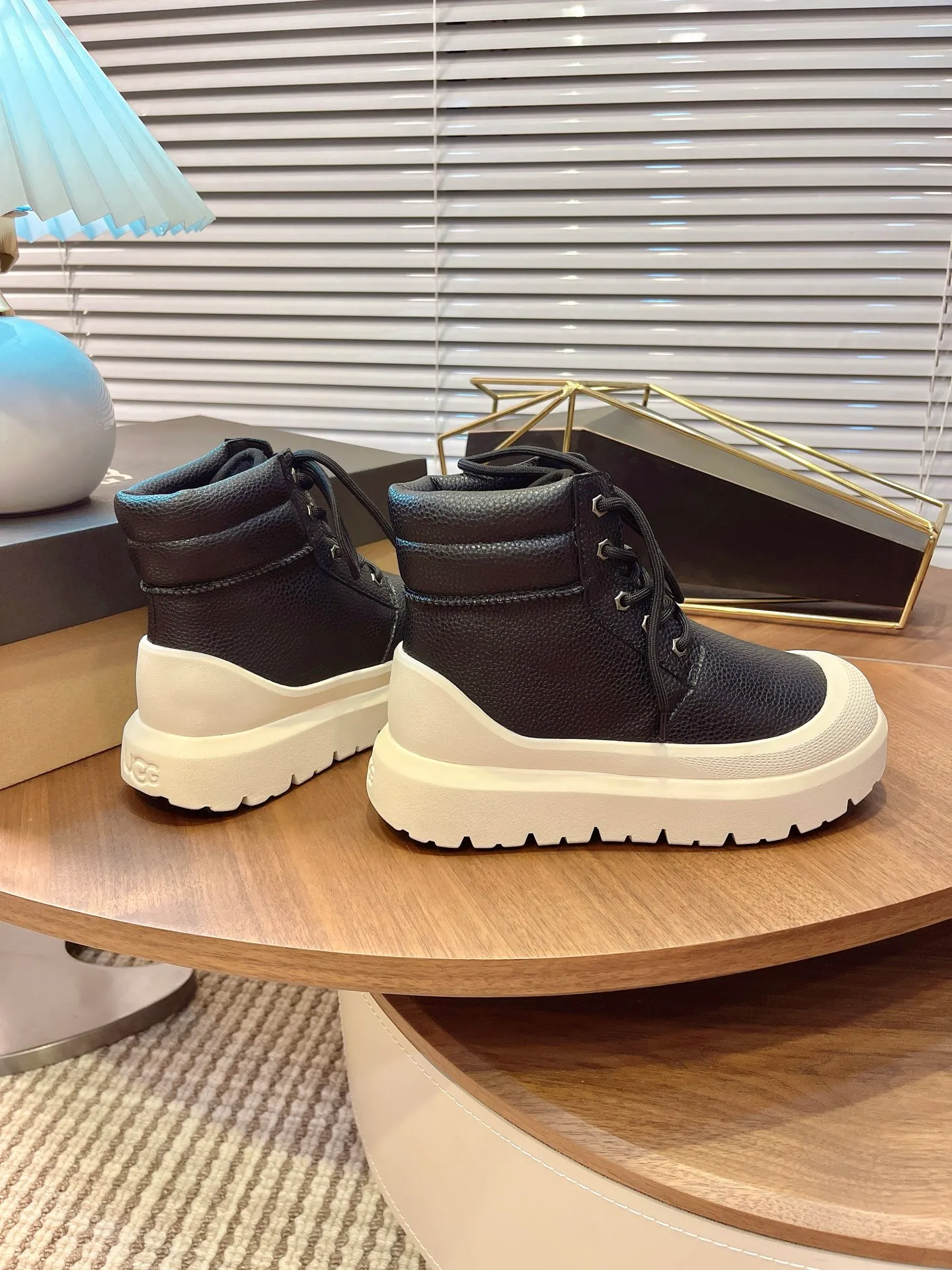 【UGG】 P: 600💰 Couple shoes Size: Women’s size 35-40 / Men’s size 40-44 UGG Tasman Weather Hybrid slip-on snow boots👢 Wang Yibo's same style 👏 adds a large orange sole to the classic Tasman shoe style, functional color contrast design, environmentally friendly waterproof and snowproof material, which has both fashionable and functional attributes. At the same time, it is paired with the new UGG furry shoes Keen's furry color-blocking jacket. Bright orange and maroon collide to create a new light outdoor style and open up a new travel experience in early autumn! Using the best materials, the 17mm fur integrated surface is warmer and breathable, and the outsole is upgraded to a lightweight and wear-resistant light wing technology outsole!